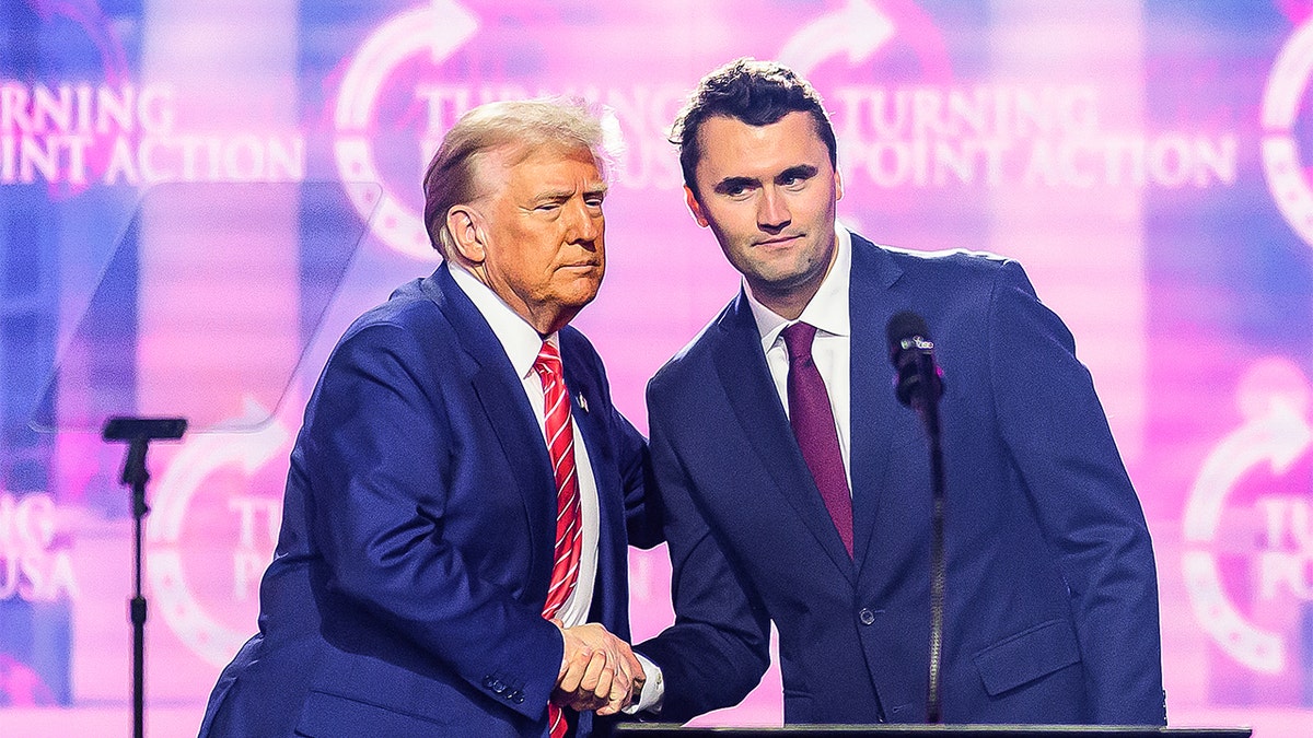 Charlie Kirk schüttelt mit Präsident Donald Trump die Hand