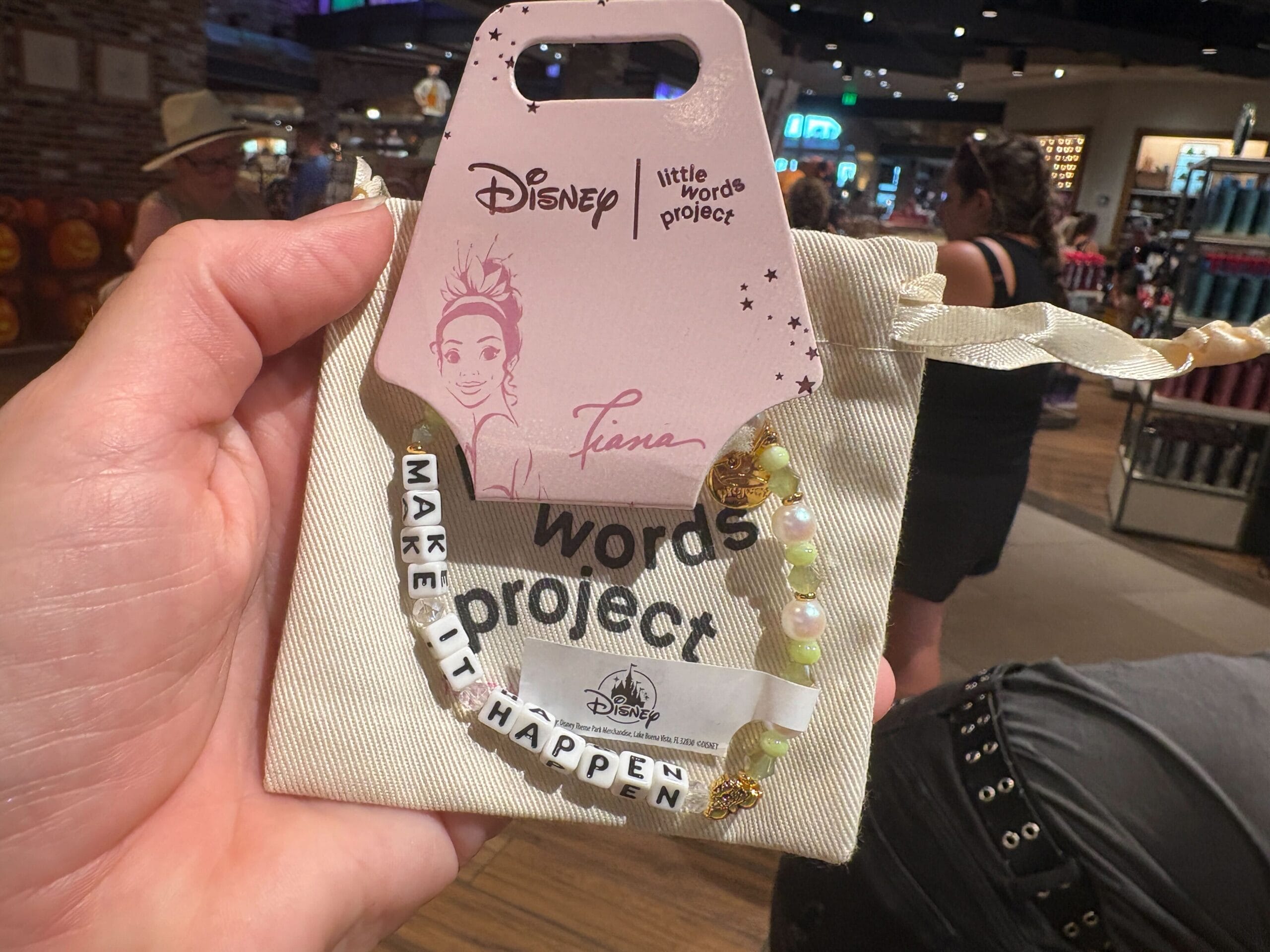 Eine Hand hält ein Disney Tiana 