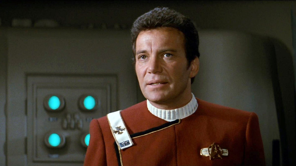 William Shatner in einem Outfit von Star Trek